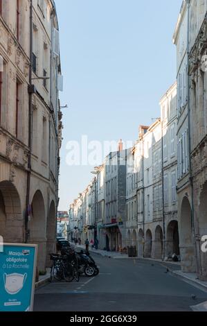 Saint-Malo, France ; 10 août 2021 : rue avec un panneau au début du port obligatoire de masques dans le centre historique de Saint-Malo, France Banque D'Images