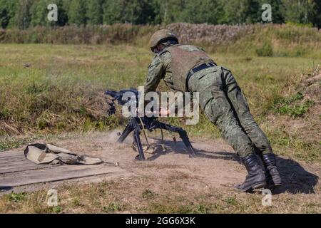 24 août 2018, Ashukino, région de Moscou, Russie : un soldat appuie sur un lanceur de grenade AGS-17 au sol tout en tirant, Au cours d'une session de formation de deux semaines de lanceurs de grenades pour les unités militaires du District central des troupes de la Garde nationale russe, les militaires ont consolidé leurs connaissances de la partie technique des lanceurs de grenades AGS-17 et RPG-7 et, à la fin du camp d'entraînement, ont réussi les essais de tir. Contrôler le tir exercice 1 de l'AGS-17 et 2 de RPG-7 tous les lanceurs de grenade ont passé avec des marques élevées. (Credit image: © Mihail Siergiejewicz/SOPA Images via ZUMA Pres Banque D'Images