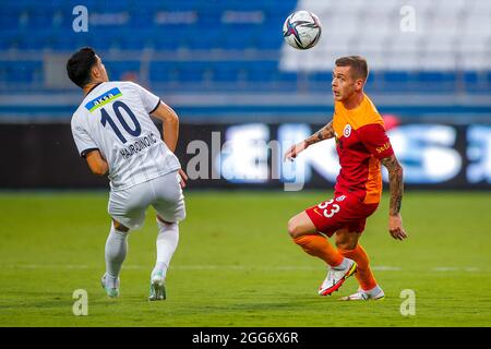 ISTANBUL, TURQUIE - AOÛT 29 : Haris Hajradinovic de Kasipasa, Alexandru Cicadau de Galatasaray pendant le match Super LIG entre Kasipasa et Galatasaray au stade Recep Tayyip Erdogan le 29 août 2021 à Istanbul, Turquie (photo par /Orange Pictures) Banque D'Images