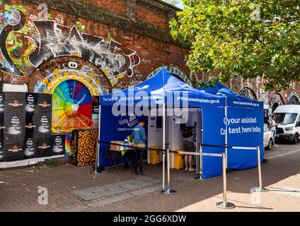 ZONE ARTISTIQUE ET CULTURELLE DE LONDRES AUTOUR DE LA RUELLE DE BRIQUE SCLATER STREET TOWER HAMEAUX COVID TEST TENTES Banque D'Images