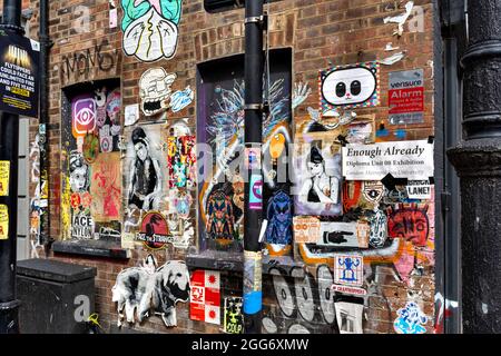 LONDRES ZONE ARTISTIQUE ET CULTURELLE AUTOUR DE LA RUELLE DE BRIQUE AVEC DES DESSINS CRÉATIFS ET DES SLOGANS ASSEZ DÉJÀ Banque D'Images