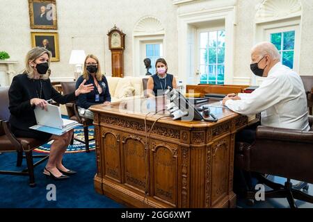 Washington, États-Unis d'Amérique. 27 août 2021. Le président américain Joe Biden et des membres de son équipe ont appelé les gouverneurs de la Louisiane, de l'Alabama et du Mississippi pour discuter des préparatifs de l'ouragan Ida du Bureau ovale de la Maison Blanche le 27 août 2021 à Washington. Assis de gauche à droite sont: Liz Sherwood-Randall, conseillère en sécurité intérieure, Deanne Criswell, administratrice de la FEMA, et Julie Rodriguez, directrice des affaires intergouvernementales crédit: Planetpix/Alay Live News Banque D'Images