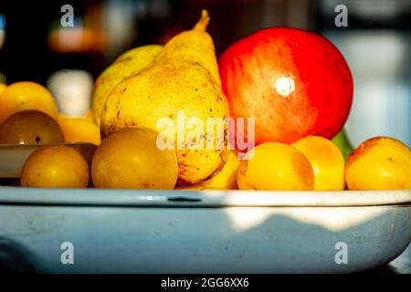 plat avec poires, prunes et pommes Banque D'Images