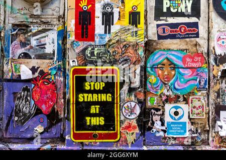 LA ZONE ARTISTIQUE ET CULTURELLE DE LONDRES AUTOUR DE LA RUELLE DE BRIQUES AVEC DES MOTIFS ET DES SLOGANS CRÉATIFS S'ARRÊTE À CELA Banque D'Images