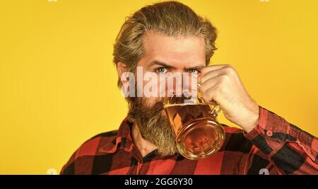 Fête d'affaires. barman au bar. Repos au pub. Bar sportif Santé.. Essayer une nouvelle bière. Brutales bière à l'hipster. Mature barbu homme tient le verre de bière Banque D'Images