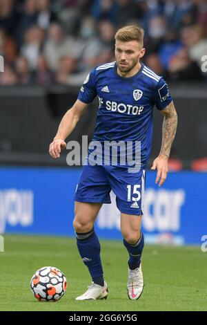 Burnley, Royaume-Uni. 29 août 2021. Stuart Dallas #15 de Leeds United avec le ballon à Burnley, Royaume-Uni le 8/29/2021. (Photo de Simon Whitehead/News Images/Sipa USA) crédit: SIPA USA/Alay Live News Banque D'Images