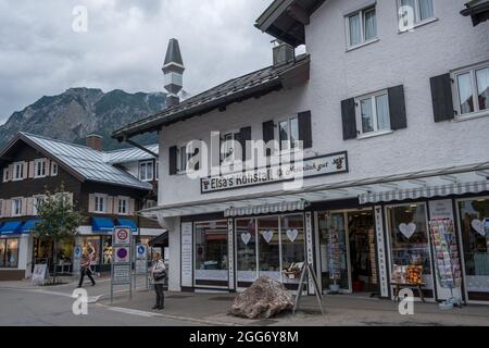 Visiteurs et touristes dans le centre-ville de la ville allemande Oberstdorf avec le célèbre magasin Elsas Kuhstall. Banque D'Images