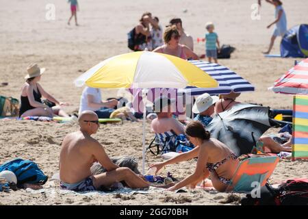 Gower, Swansea, Royaume-Uni. 29 août 2021. Météo Royaume-Uni. Les amateurs de plage apprécient un après-midi chaud et ensoleillé le week-end de vacances d'août à la plage de Llangennith sur la péninsule de Gower. Le reste du week-end de vacances devrait être tout aussi bien dans le sud. Crédit : Gareth Llewelyn/Alay Banque D'Images