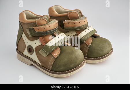 Enfants enfants tout-petits chaussures en cuir bottes isolées sur fond blanc Banque D'Images