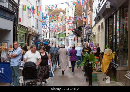 Hastings, East Sussex, Royaume-Uni.29 août 2021.Bank Holiday Sunday est occupé à Hastings, sur la côte sud-est, car les visiteurs se dispensent de leur masque de visage en marchant le long des boutiques de George Street dans la vieille ville.Crédit photo : Paul Lawrenson /Alay Live News Banque D'Images