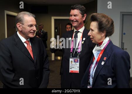 Photo du dossier datée du 12-08-2012, de la princesse Anne, de son mari Timothy Laurence (au centre) et du président du CIO, Jacques Rogge, lors de la cérémonie de clôture des Jeux Olympiques de Londres de 2012. Date de publication : dimanche 29 août 2021. Banque D'Images