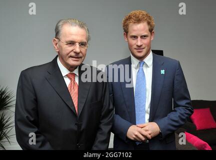 Photo du dossier datée du 12-08-2012, du Prince Harry (à droite), avec le président du CIO Jacques Rogge lors de la cérémonie de clôture des Jeux Olympiques de Londres de 2012. Date de publication : dimanche 29 août 2021. Banque D'Images