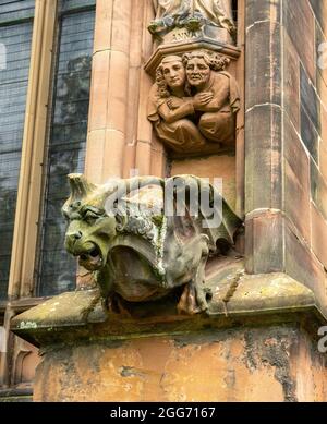 Gargoyle et d'autres sculptures sur l'extérieur de la cathédrale de Lichfield avec le redoutable dragon et un couple se sont réunis dans la peur - Staffordshire Royaume-Uni Banque D'Images