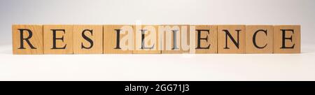 Le mot résilience a été créé à partir de cubes en bois. Gros plan. Banque D'Images