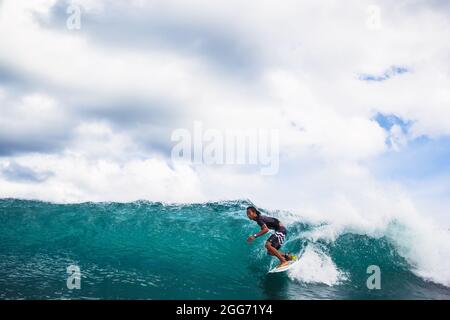 20 août 2021. Bali, Indonésie. Surfer sur planche à voile à la vague bleue. Surf dans l'océan tropical Banque D'Images