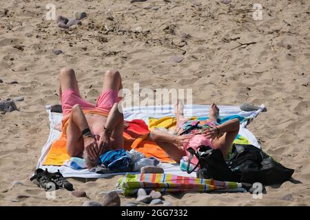 Gower, Swansea, Royaume-Uni. 29 août 2021. Météo Royaume-Uni. Les amateurs de plage apprécient un après-midi chaud et ensoleillé le week-end de vacances d'août à la plage de Llangennith sur la péninsule de Gower. Le reste du week-end de vacances devrait être tout aussi bien dans le sud. Crédit : Gareth Llewelyn/Alay Banque D'Images