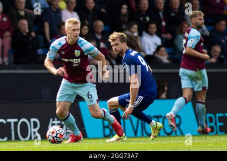 Burnley, Royaume-Uni. 29 août 2021. Ben Mee de Burnley en action. Premier League Match, Burnley et Leeds Utd au Turf Moor de Burnley, Lancs, le dimanche 29 août 2021. Cette image ne peut être utilisée qu'à des fins éditoriales. Utilisation éditoriale uniquement, licence requise pour une utilisation commerciale. Aucune utilisation dans les Paris, les jeux ou les publications d'un seul club/ligue/joueur. photo de Lewis Mitchell/Andrew Orchard sports Photography/Alamy Live News crédit: Andrew Orchard sports Photography/Alamy Live News Banque D'Images