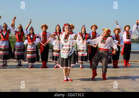 Jeunes filles et garçons dansant national Ukrainien danse en costumes folkloriques, chemises brodées, vyshyvanka pendant la fête de l'indépendance à Dnipro Banque D'Images