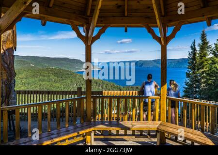 Un couple qui regarde le fjord du Saguenay depuis la plate-forme d'observation construite au-dessus du petit village de Sainte Rose du Nord, Québec, Canada Banque D'Images