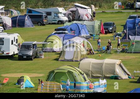 Gower, Swansea, Royaume-Uni. 29 août 2021. Météo Royaume-Uni. Les campings sont complets comme les staycationers profiter d'un week-end chaud et ensoleillé de vacances en banque à Llangennith sur la péninsule de Gower. Le reste du week-end de vacances devrait être tout aussi bien dans le sud. Crédit : Gareth Llewelyn/Alay Banque D'Images