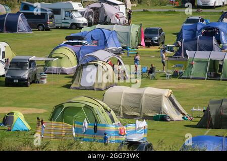 Gower, Swansea, Royaume-Uni. 29 août 2021. Météo Royaume-Uni. Les campings sont complets comme les staycationers profiter d'un week-end chaud et ensoleillé de vacances en banque à Llangennith sur la péninsule de Gower. Le reste du week-end de vacances devrait être tout aussi bien dans le sud. Crédit : Gareth Llewelyn/Alay Banque D'Images