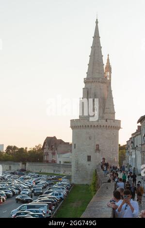 La Rochelle, France; 10 août 2021: Zone de la tour de Lanterne et de son rempart bondés de touristes et avec le gouvernement discutant de la mise en œuvre Banque D'Images