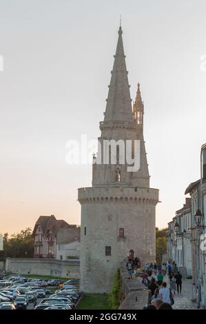 La Rochelle, France; 10 août 2021: Zone de la tour de Lanterne et de son rempart bondés de touristes et avec le gouvernement discutant de la mise en œuvre Banque D'Images