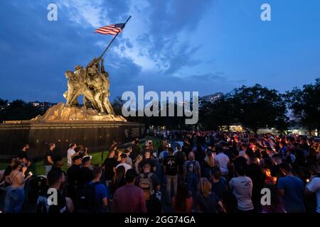 Un grand groupe de personnes se réunissent au Monument commémoratif de guerre du corps des Marines des États-Unis pour une veillée aux chandelles, le samedi 28 août 2021, à la mémoire des 11 Marines, d'un Corpman de la Marine et d'un soldat de l'armée américaine qui ont perdu la vie le 26 août 2021, lors d'une attaque à Kaboul, en Afghanistan. (É.-U. Photo du corps marin par le sergent d'état-major. Kelly L. Timney) Banque D'Images