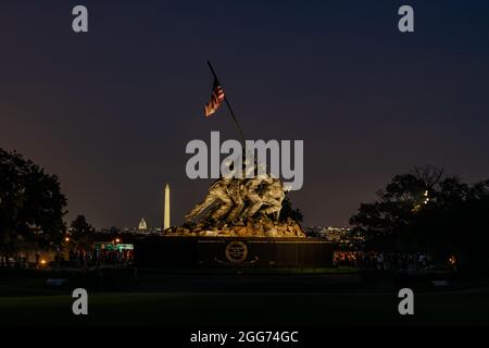 Des membres du service américain, des anciens combattants et des personnes de la région de la capitale nationale assistent à une veillée aux chandelles au Monument commémoratif de guerre du corps des Marines des États-Unis le 28 août 2021. Ils se réunissent pour rendre hommage aux 13 membres du service qui ont perdu la vie lors de l'attaque ennemie du 26 août à l'aéroport international Hamid Karzaï de Kaboul, en Afghanistan. (É.-U. Photo du corps marin par le sergent d'état-major. Kelly L. Timney) Banque D'Images