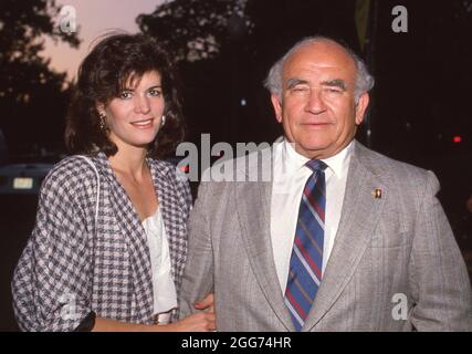 **PHOTO DE FICHIER** Ed Asner est décédé. LOS ANGELES, CA - 26 AOÛT : l'acteur Ed Asner et Gwen Seliger assistent à la collecte de fonds pour Michael Dukakis le 26 août 1987 au domicile de Sally Field à Los Angeles, en Californie. Crédit: Ralph Dominguez/MediaPunch Banque D'Images