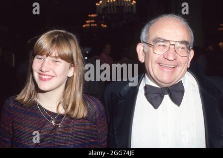 **PHOTO DE FICHIER** Ed Asner est décédé. BEVERLY HILLS, CA - FÉVRIER 21 : l'acteur Ed Asner et la fille Kathryn Asner assistent à la Fondation Mysanthenia Gravis avantage Gala Honoring Ed Asner le 21 février 1981 à l'hôtel Beverly Hilton de Beverly Hills, Californie. Crédit: Ralph Dominguez/MediaPunch Banque D'Images