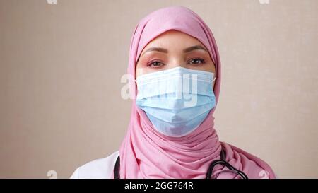 Femme médecin en hijab avec un phonendoscope autour du cou et un masque sur le visage Banque D'Images
