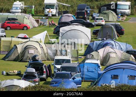 Gower, Swansea, Royaume-Uni. 29 août 2021. Météo Royaume-Uni. Les campings sont complets comme les staycationers profiter d'un week-end chaud et ensoleillé de vacances en banque à Llangennith sur la péninsule de Gower. Le reste du week-end de vacances devrait être tout aussi bien dans le sud. Crédit : Gareth Llewelyn/Alay Banque D'Images