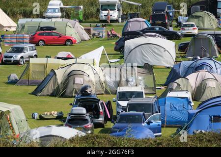 Gower, Swansea, Royaume-Uni. 29 août 2021. Météo Royaume-Uni. Les campings sont complets comme les staycationers profiter d'un week-end chaud et ensoleillé de vacances en banque à Llangennith sur la péninsule de Gower. Le reste du week-end de vacances devrait être tout aussi bien dans le sud. Crédit : Gareth Llewelyn/Alay Banque D'Images