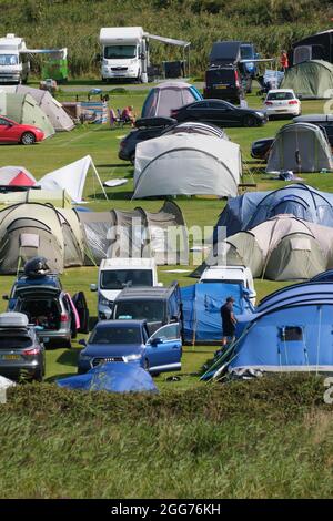 Gower, Swansea, Royaume-Uni. 29 août 2021. Météo Royaume-Uni. Les campings sont complets comme les staycationers profiter d'un week-end chaud et ensoleillé de vacances en banque à Llangennith sur la péninsule de Gower. Le reste du week-end de vacances devrait être tout aussi bien dans le sud. Crédit : Gareth Llewelyn/Alay Banque D'Images