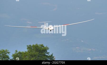 Thiene, Italie JUILLET, 8, 2021 Glider débarquant avec les Alpes vertes en arrière-plan. Schempp-Hirth Duo Discus Banque D'Images