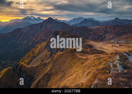 Paysage d'automne alpin incroyable, crête de montagne et sommets enneigés, Passo Giau avec des endroits spectaculaires au coucher du soleil, Dolomites, Italie, Europe Banque D'Images