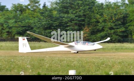 Thiene, Italie 8 JUILLET 2021 Glider décollage d'une piste d'herbe. Schempp-Hirth Duo Discus Banque D'Images