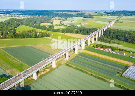 Enzweihingen, Allemagne - 16 juin 2021 : TRAIN ICE 1 de Deutsche Bahn DB sur le pont Enztal de la ligne à grande vitesse Mannheim-Stuttgart à Enzweihin Banque D'Images