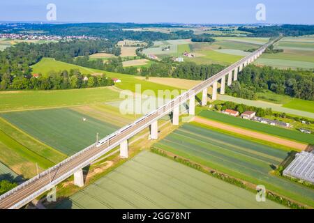 Enzweihingen, Allemagne - 16 juin 2021: ICE 3 Siemens Velaro D train de Deutsche Bahn DB sur le pont Enztal de la ligne de chemin de fer à grande vitesse Mannheim-Stutt Banque D'Images