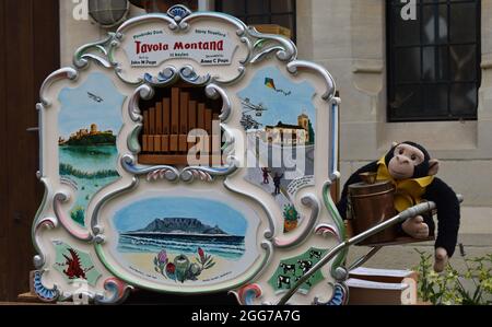 Orgue de rue tourné à la main à Stony Stratford, avec le singe du moulin à orgue. Banque D'Images