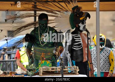 Un homme habillé comme guerrier aztèque prend part à une cérémonie avant le jeu de balle traditionnel Mexica préhispanique Tlachtli dans le cadre des célébrations de la résistance indigène à Zocalo le 28 août 2021 à Mexico, Mexique. ( photo de Martin Gonzalez / Eyepix Group) Banque D'Images