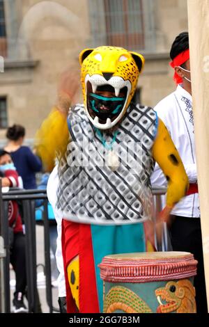 Un homme habillé comme guerrier aztèque prend part à une cérémonie avant le jeu de balle traditionnel Mexica préhispanique Tlachtli dans le cadre des célébrations de la résistance indigène à Zocalo le 28 août 2021 à Mexico, Mexique. ( photo de Martin Gonzalez / Eyepix Group) Banque D'Images