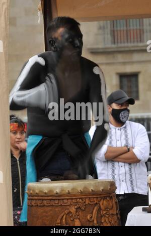 Un homme habillé comme guerrier aztèque prend part à une cérémonie avant le jeu de balle traditionnel Mexica préhispanique Tlachtli dans le cadre des célébrations de la résistance indigène à Zocalo le 28 août 2021 à Mexico, Mexique. ( photo de Martin Gonzalez / Eyepix Group) Banque D'Images