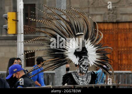 Un homme habillé comme guerrier aztèque prend part à une cérémonie avant le jeu de balle traditionnel Mexica préhispanique Tlachtli dans le cadre des célébrations de la résistance indigène à Zocalo le 28 août 2021 à Mexico, Mexique. ( photo de Martin Gonzalez / Eyepix Group) Banque D'Images