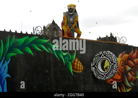 Un homme habillé comme guerrier aztèque prend part à une cérémonie avant le jeu de balle traditionnel Mexica préhispanique Tlachtli dans le cadre des célébrations de la résistance indigène à Zocalo le 28 août 2021 à Mexico, Mexique. ( photo de Martin Gonzalez / Eyepix Group) Banque D'Images