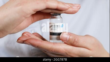 Odessa, Ukraine - 9 décembre 2020 : un scientifique ou un médecin porte un nouveau vaccin BNT162b2 pour l'injection de volontaires humains contre le COV-SRAS Banque D'Images