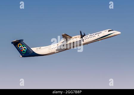 Athènes, Grèce - le 22 septembre 2020 : avion de Bombardier DHC-8-400 Olympic Air à l'aéroport d'Athènes (ATH) en Grèce. Banque D'Images