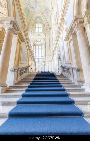 TURIN, ITALIE - VERS JUIN 2021 : le plus bel escalier baroque d'Europe situé dans le Palais Madama (Palazzo Madama). Intérieur avec marbre de luxe Banque D'Images
