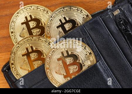 Bitcoin dans un portefeuille crypto monnaie payer en ligne payer de l'argent numérique crypto-monnaie affaires finance la pièce de bit Banque D'Images